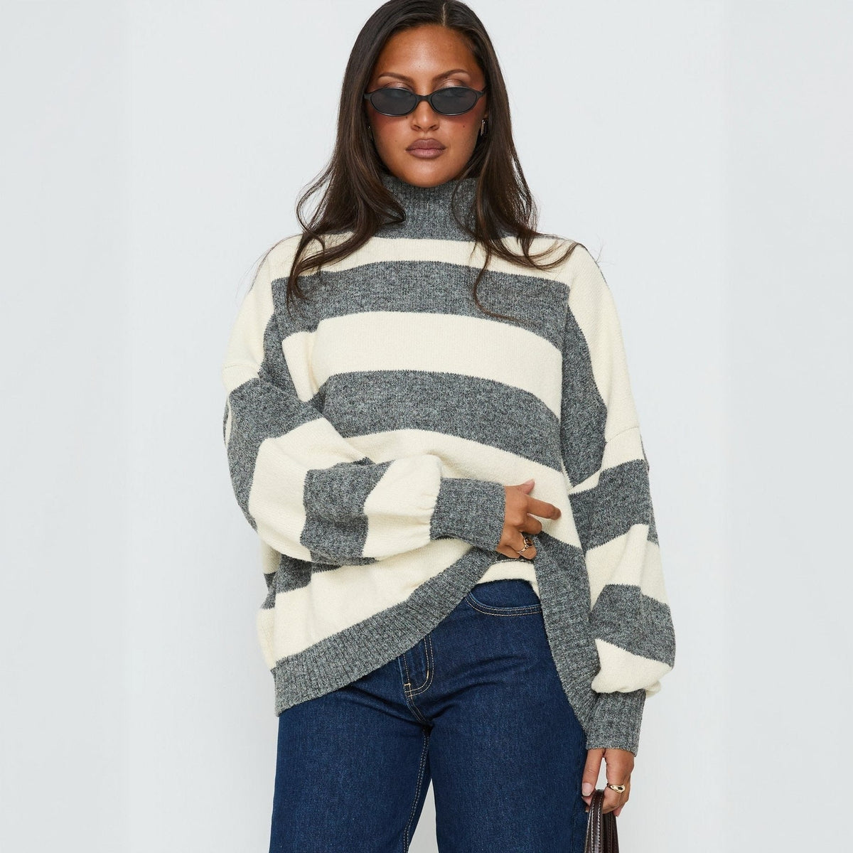 Pullover Damen grau-weiß weit geschnitten mit hohem Kragen - 1 - Atelier-Zofia