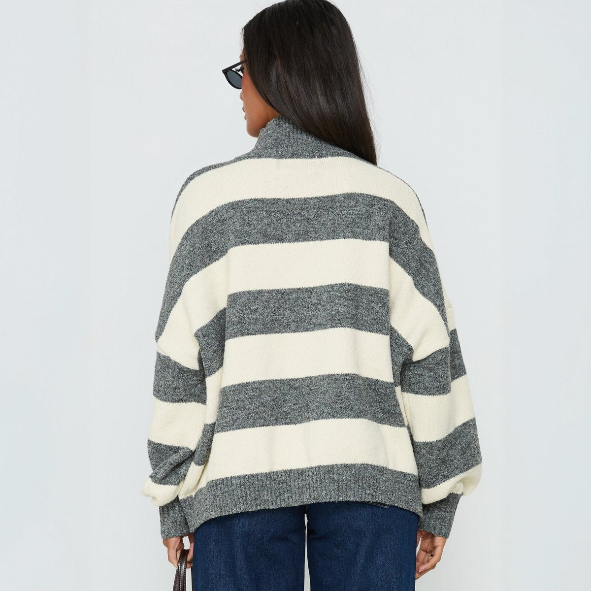 Pullover Damen grau-weiß weit geschnitten mit hohem Kragen - 2 - Atelier-Zofia