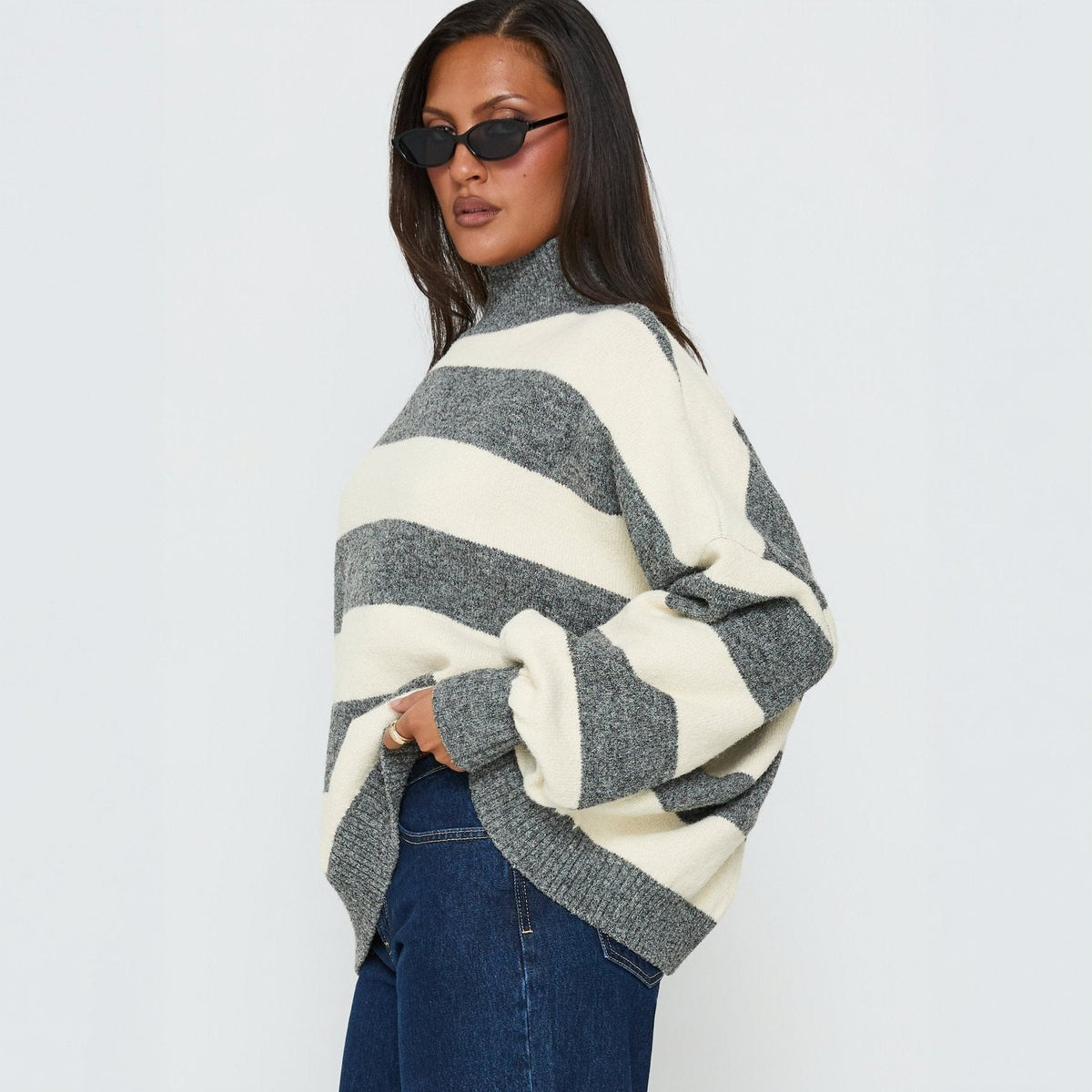 Pullover Damen grau-weiß weit geschnitten mit hohem Kragen - 3 - Atelier-Zofia