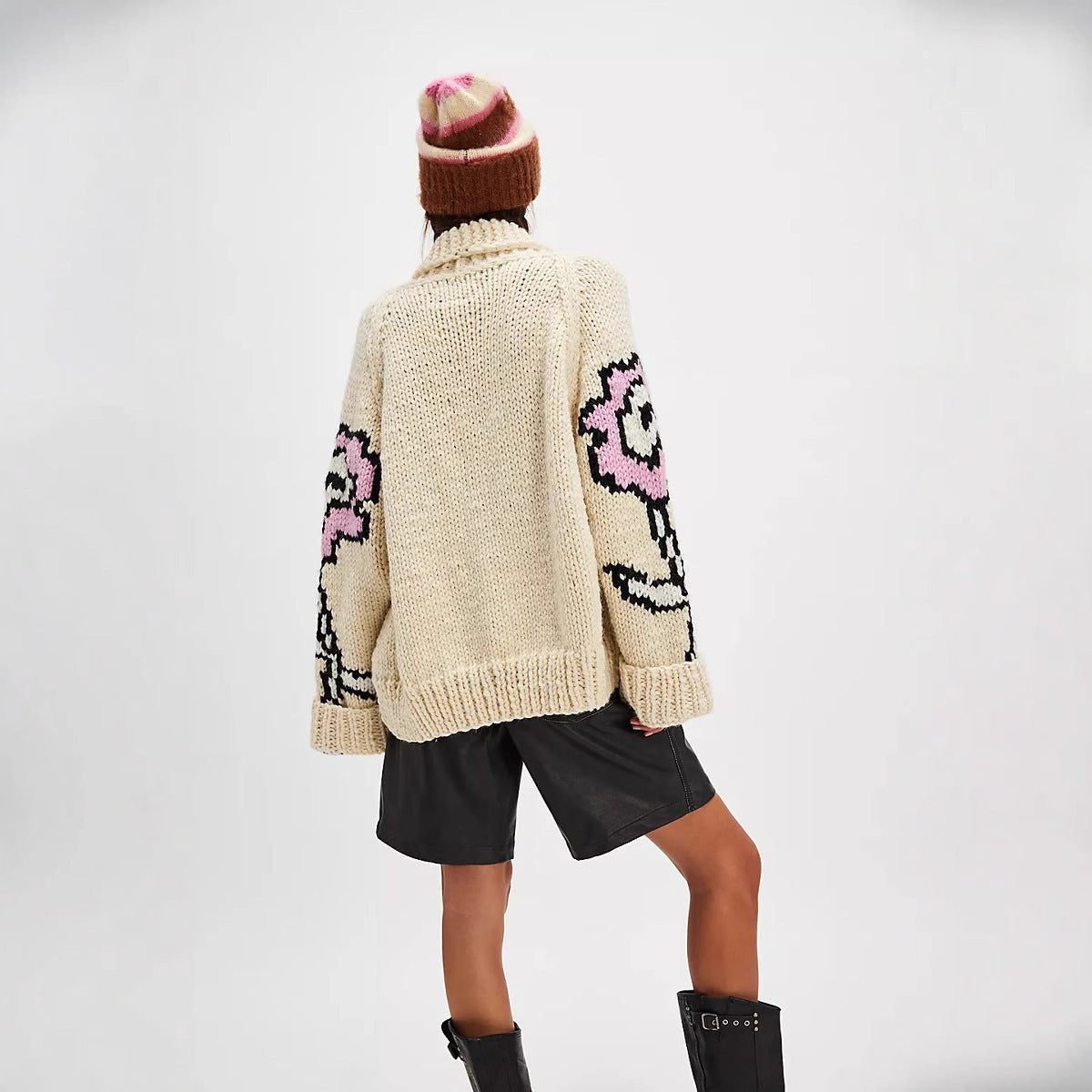 Cardigan Damen beige oversized mit floralem Muster - 3 - Atelier-Zofia