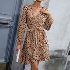Kleid Damen beige figurbetont mit V-Ausschnitt und langen Ärmeln - 2 - Atelier-Zofia