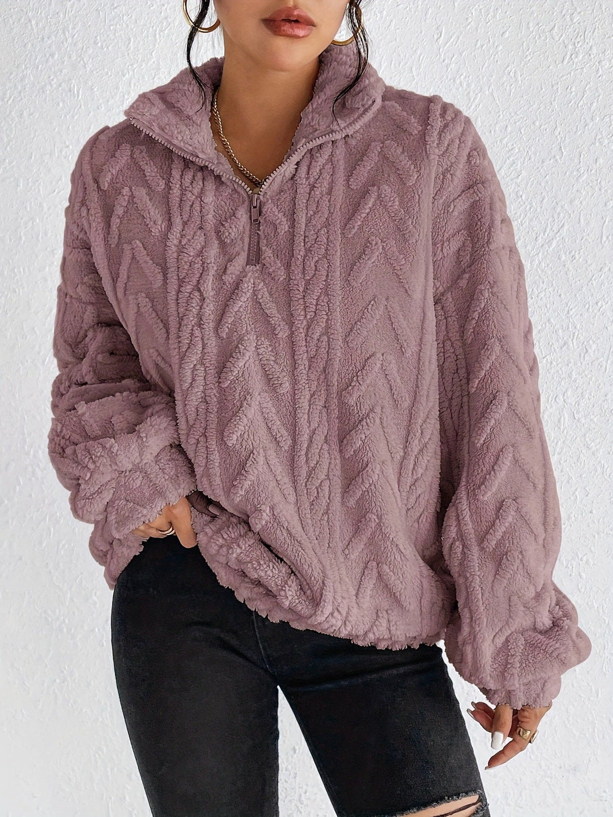 Pullover Damen beige mit hohem Kragen und Zopfstruktur - 2 - Atelier-Zofia
