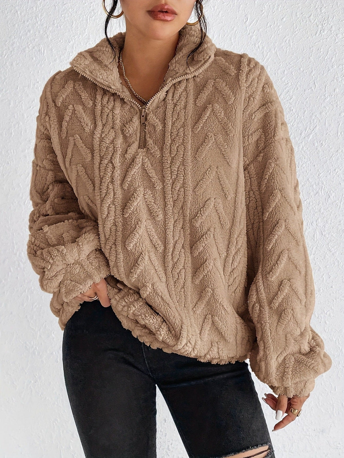 Pullover Damen beige mit hohem Kragen und Zopfstruktur - 7 - Atelier-Zofia
