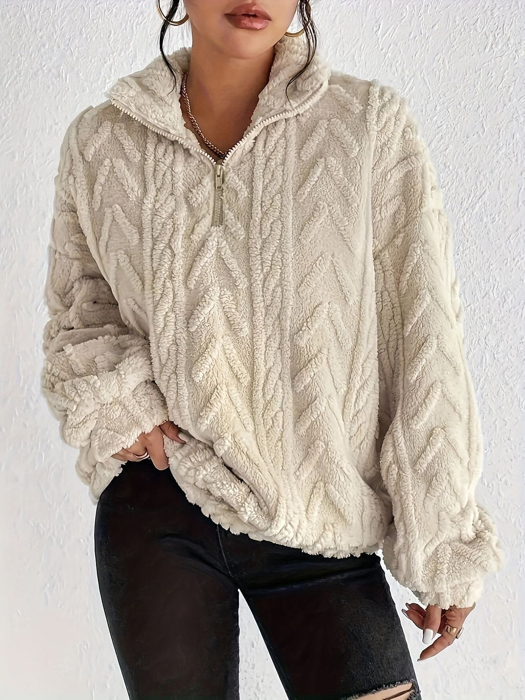 Pullover Damen beige mit hohem Kragen und Zopfstruktur - 8 - Atelier-Zofia