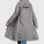 Damenjacke rot tailliert mit Kapuze und praktischen Taschen - 1 - Atelier-Zofia