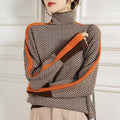 Pullover Damen braun mit Zopfmuster und Rollkragen - 1 - Atelier-Zofia
