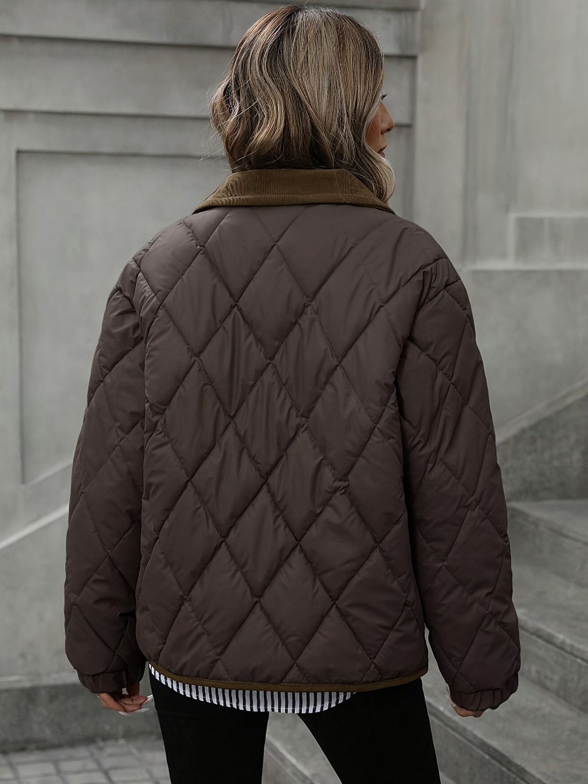 Damenjacke braun tailliert mit Steppdesign und praktischen Taschen - 2 - Atelier-Zofia