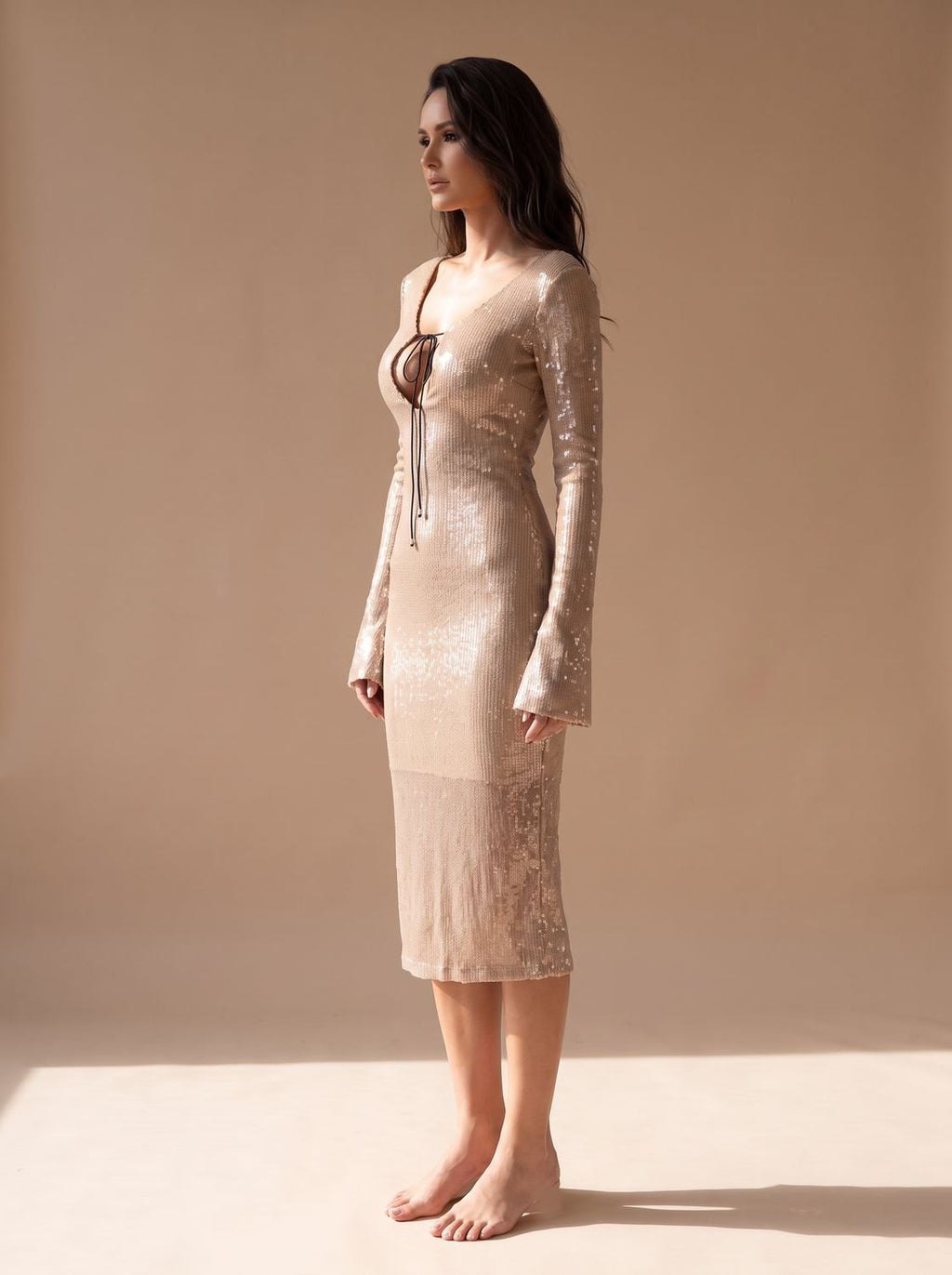 Kleid Damen beige figurbetont mit V-Ausschnitt und langen Ärmeln - 7 - Atelier-Zofia