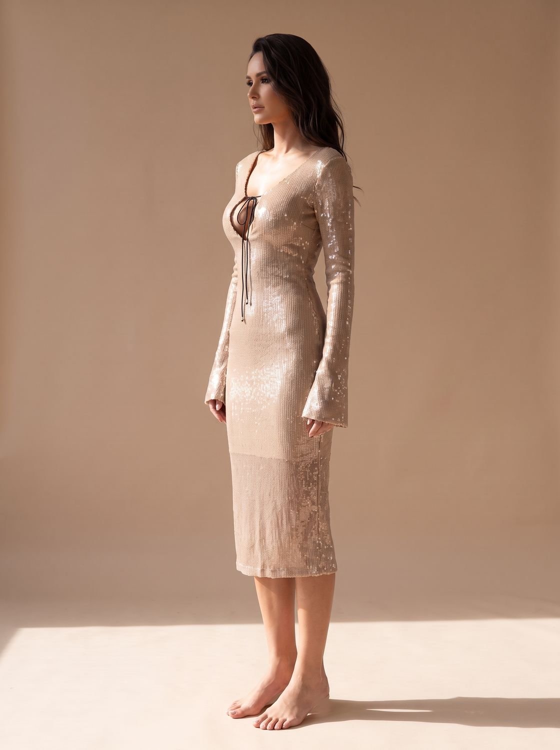 Kleid Damen beige figurbetont mit V-Ausschnitt und langen Ärmeln - 7 - Atelier-Zofia