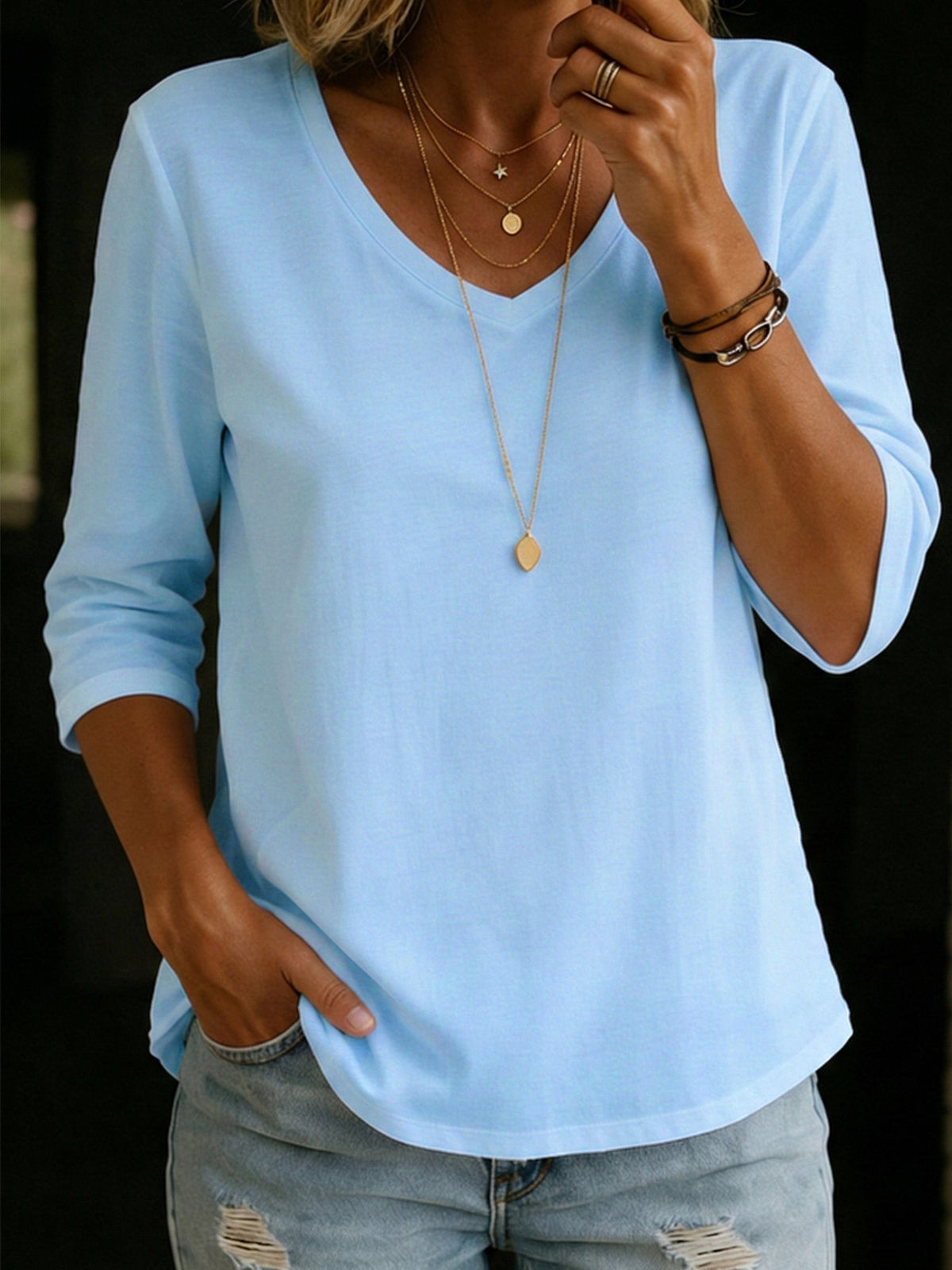 T-Shirt Damen mit V-Ausschnitt und halblangen Ärmeln – lässiger Schnitt - 1 - Atelier-Zofia