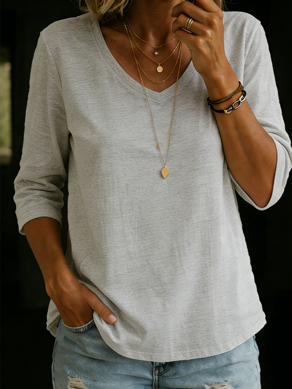 T-Shirt Damen mit V-Ausschnitt und halblangen Ärmeln – lässiger Schnitt - 3 - Atelier-Zofia