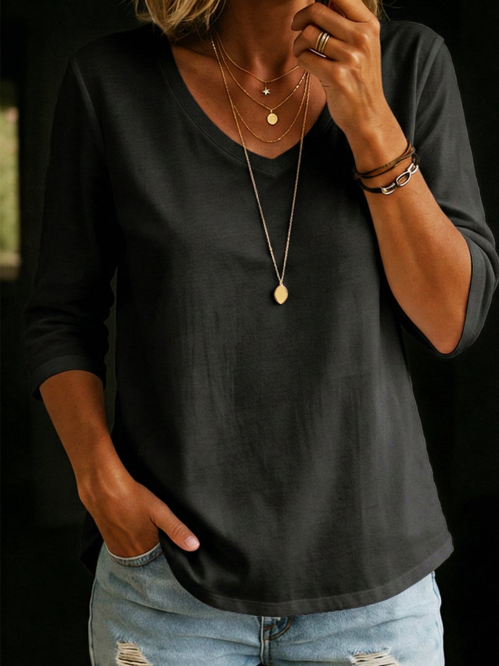 T-Shirt Damen mit V-Ausschnitt und halblangen Ärmeln – lässiger Schnitt - 4 - Atelier-Zofia