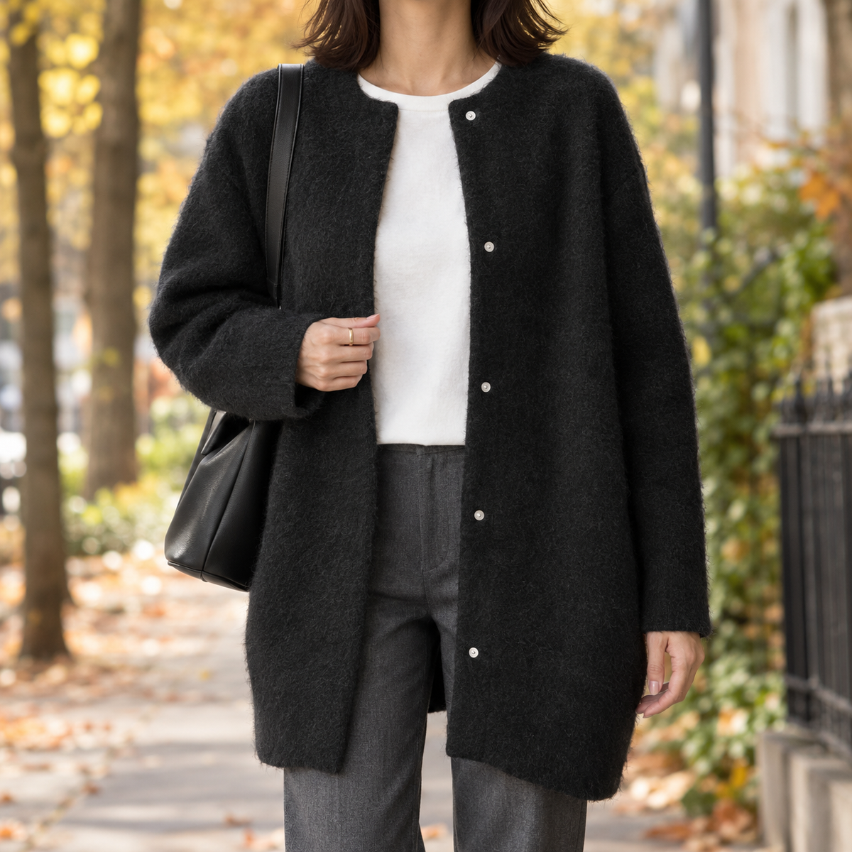 Cardigan Damen schwarz weit mit Knopfverschluss - 1 - Atelier-Zofia