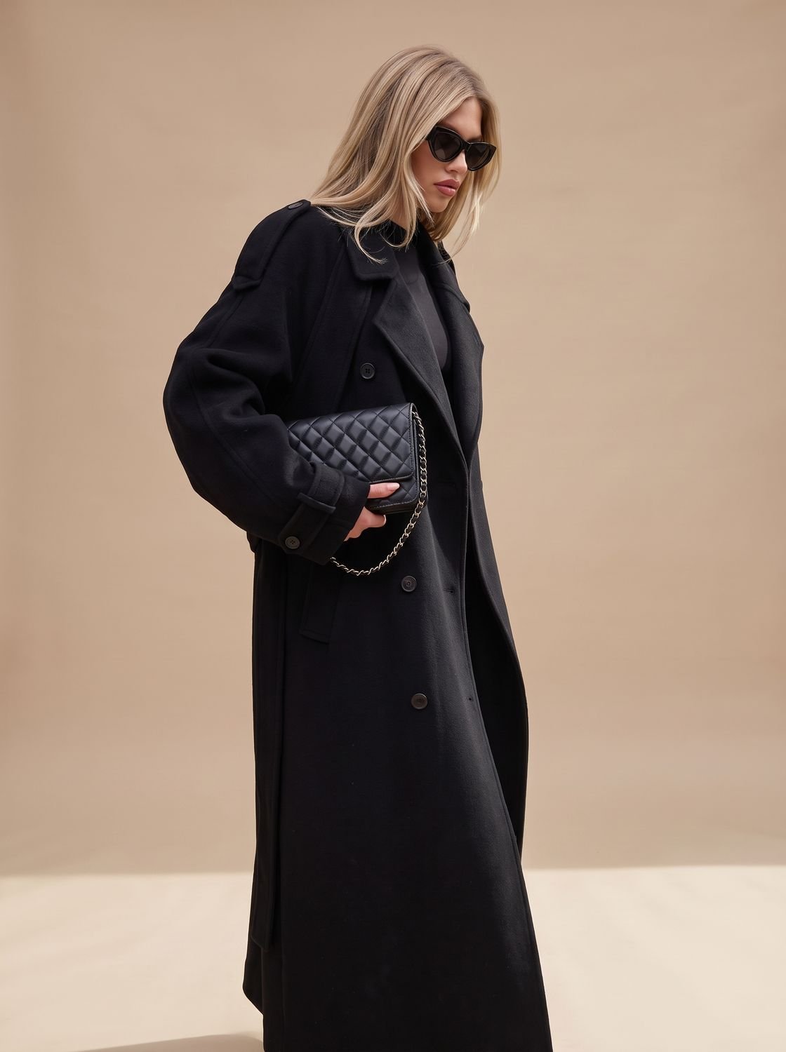 Trench Coat Damen schwarz mit Gürtel und lockerer Passform - 2 - Atelier-Zofia