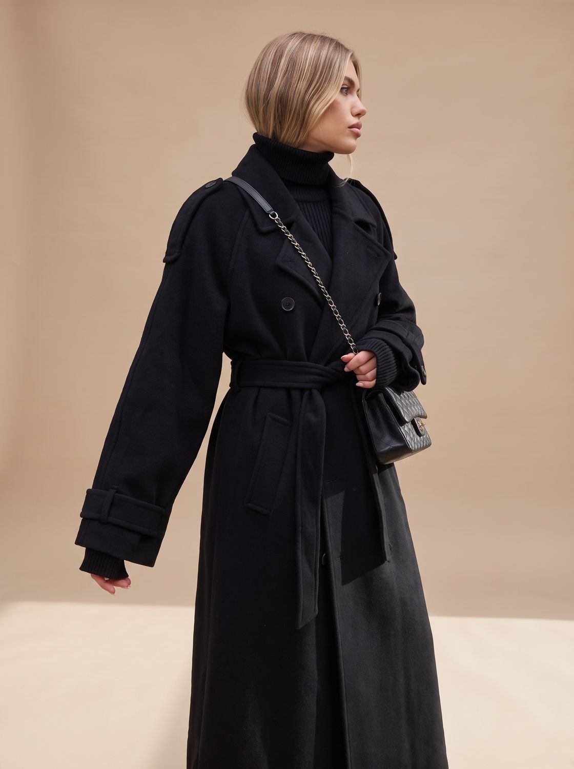 Trench Coat Damen schwarz mit Gürtel und lockerer Passform - 3 - Atelier-Zofia
