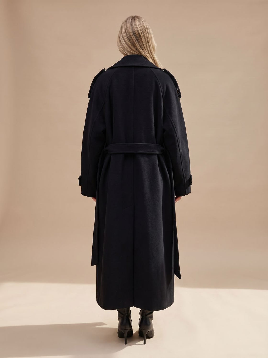 Trench Coat Damen schwarz mit Gürtel und lockerer Passform - 4 - Atelier-Zofia