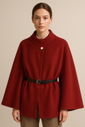 Mantel Damen rot tailliert mit Gürtel und Knopfdetails - 1 - Atelier-Zofia
