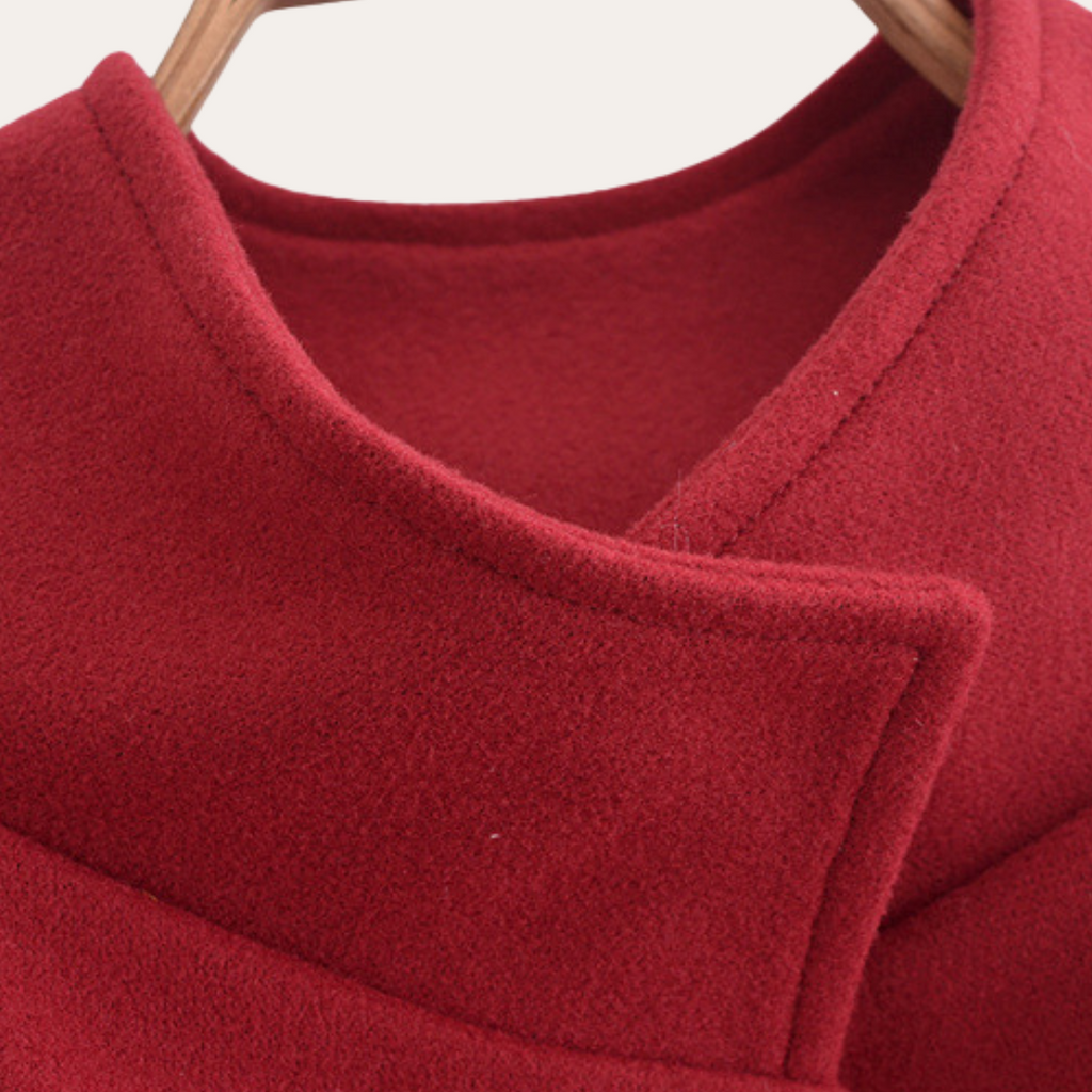 Mantel Damen rot tailliert mit Gürtel und Knopfdetails - 4 - Atelier-Zofia