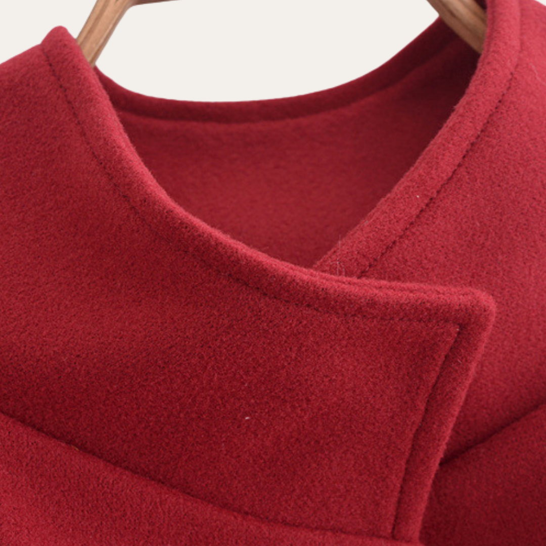 Mantel Damen rot tailliert mit Gürtel und Knopfdetails - 4 - Atelier-Zofia