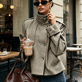 Jacke Damen beige tailliert mit hohem Kragen und Karomuster - 1 - Atelier-Zofia
