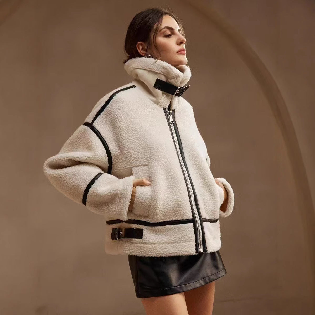 Jacke Damen beige mit hohem Kragen und Reißverschluss - 2 - Atelier-Zofia