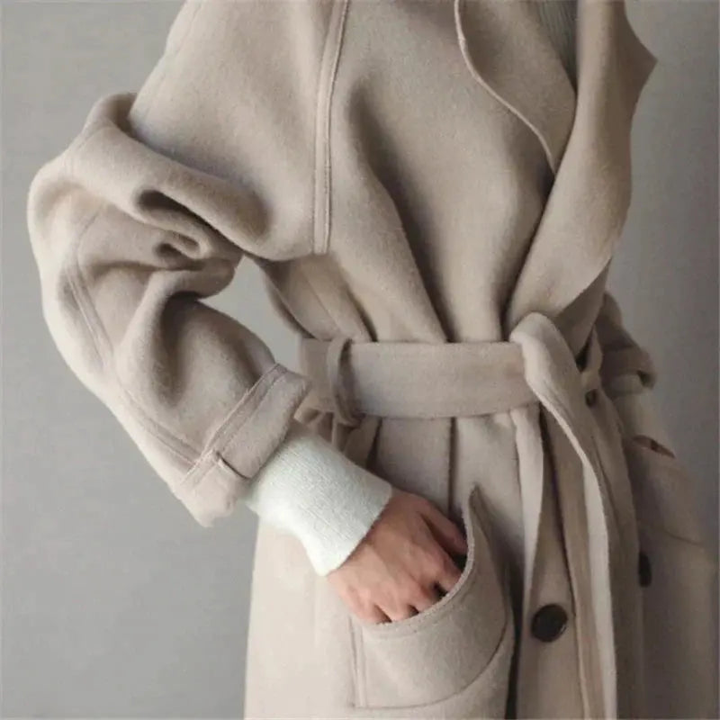 Mantel Damen beige tailliert mit Gürtel und Taschen - 3 - Atelier-Zofia