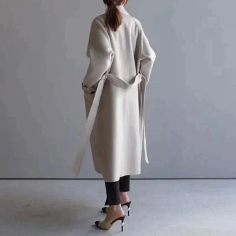 Mantel Damen beige tailliert mit Gürtel und Taschen - 4 - Atelier-Zofia