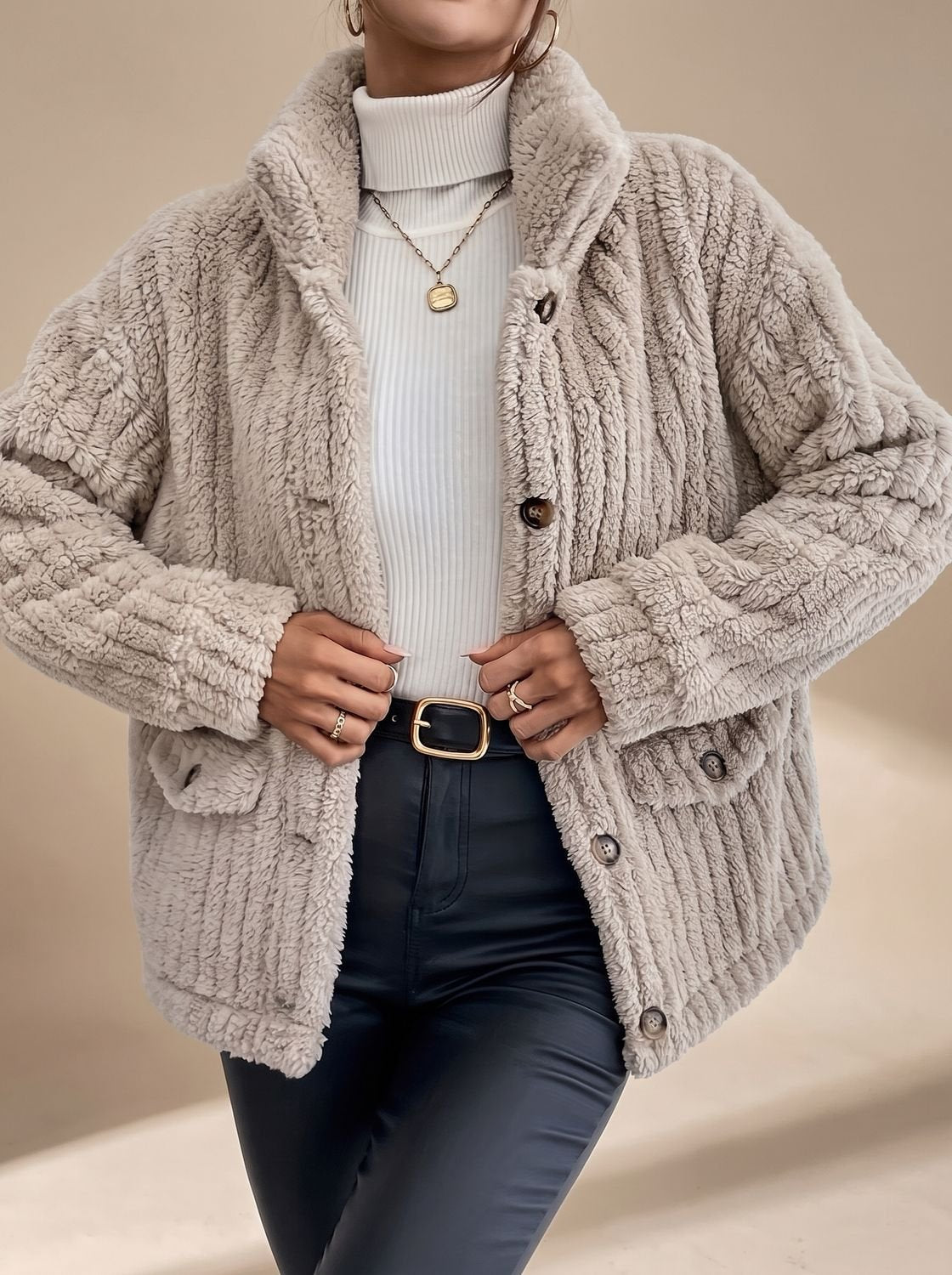Jacke Damen beige mit Knopfdesign und praktischen Taschen - 1 - Atelier-Zofia