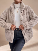 Jacke Damen beige mit Knopfdesign und praktischen Taschen - 2 - Atelier-Zofia