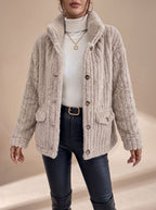 Jacke Damen beige mit Knopfdesign und praktischen Taschen - 3 - Atelier-Zofia