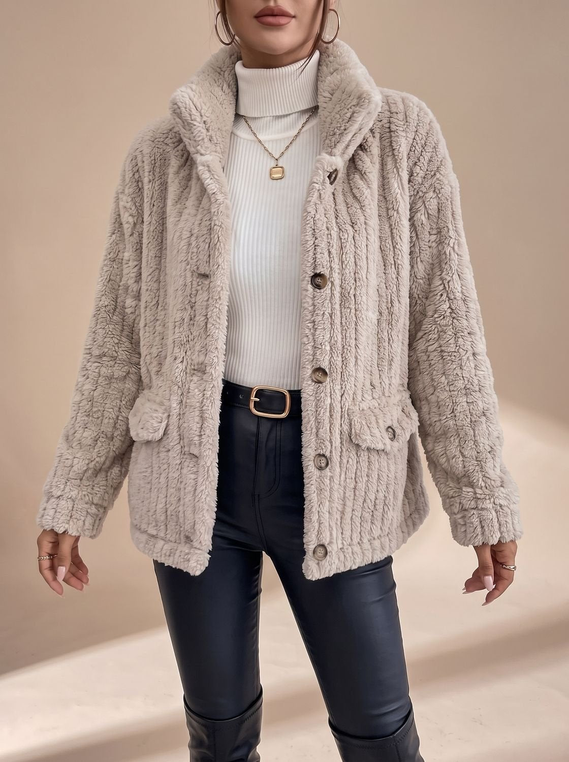 Jacke Damen beige mit Knopfdesign und praktischen Taschen - 3 - Atelier-Zofia