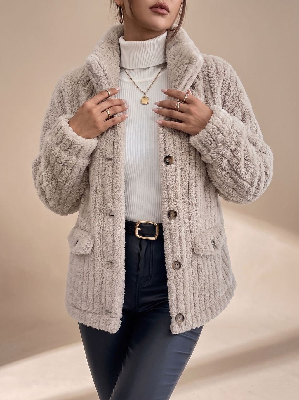 Jacke Damen beige mit Knopfdesign und praktischen Taschen - 5 - Atelier-Zofia