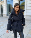 Damenjacke schwarz tailliert mit breitem Kragen und Gürtel - 1 - Atelier-Zofia