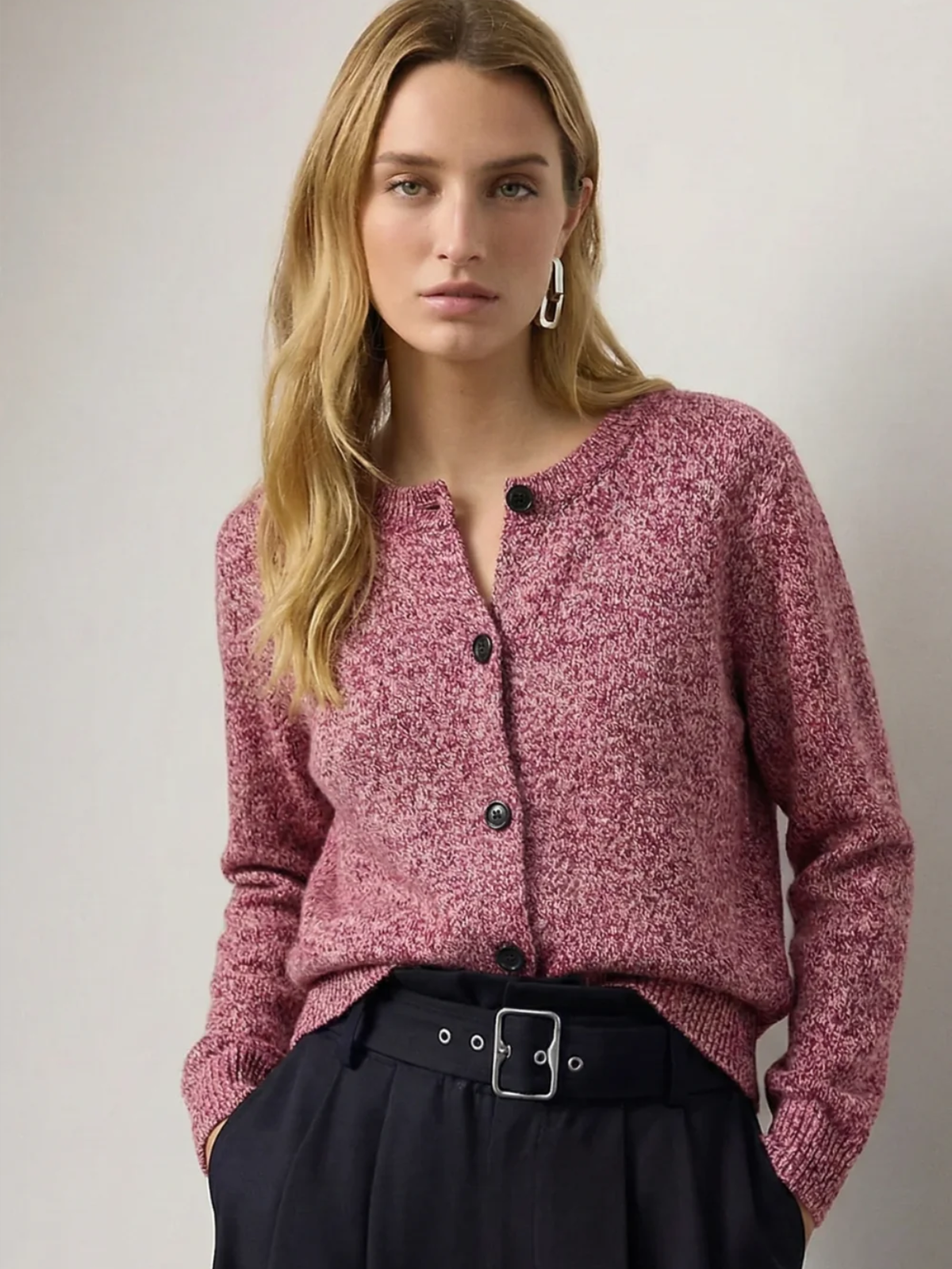 Cardigan Damen rot meliert mit Knopfleiste und Rundhalsausschnitt - 1 - Atelier-Zofia