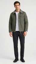 Jacke Herren olivgrün mit Kragen und praktischen Taschen - 1 - Atelier-Zofia