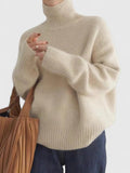 Pullover Damen grau mit hohem Kragen und bequemer Passform - 4 - Atelier-Zofia