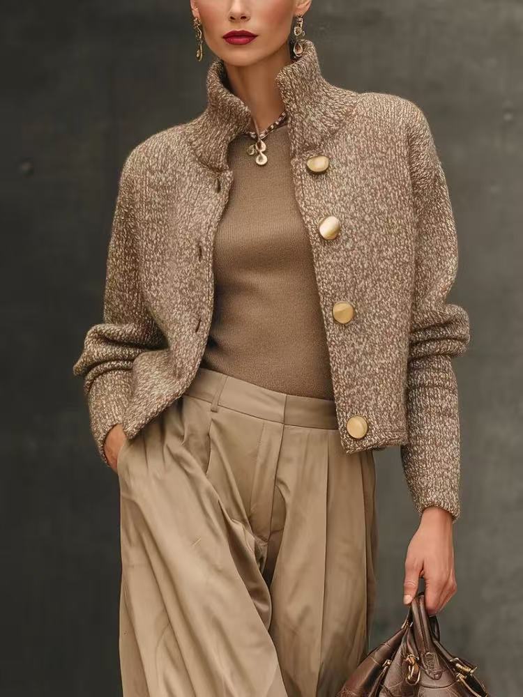 Damen Jacke braun figurbetont mit Stehkragen und großen Knöpfen - 1 - Atelier-Zofia