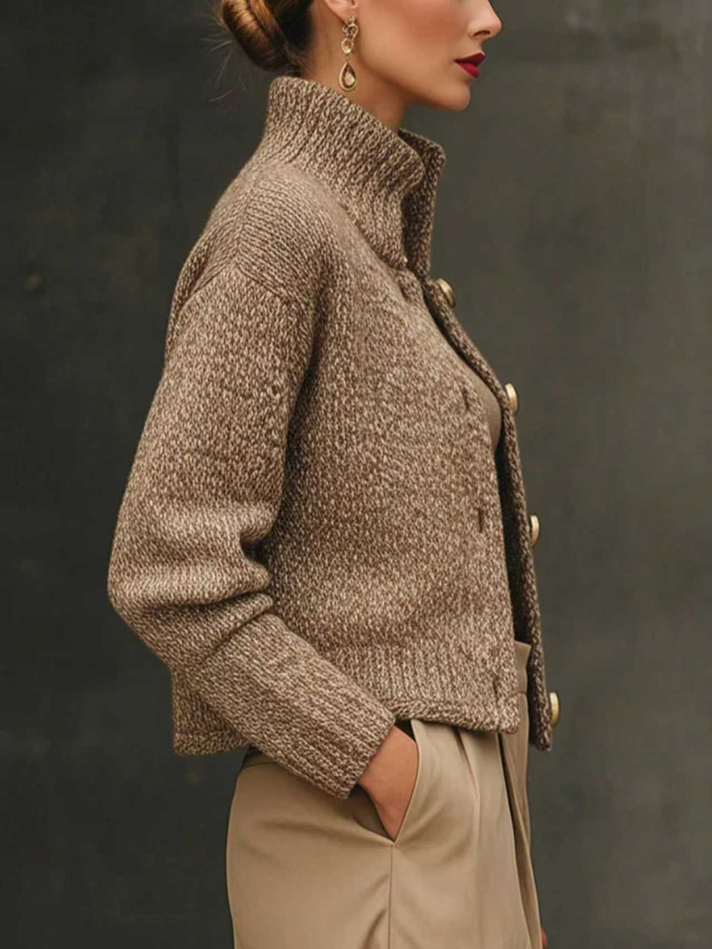 Damen Jacke braun figurbetont mit Stehkragen und großen Knöpfen - 3 - Atelier-Zofia