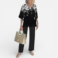 Outfit Damen schwarz figurbetont mit floralem Design - 1 - Atelier-Zofia