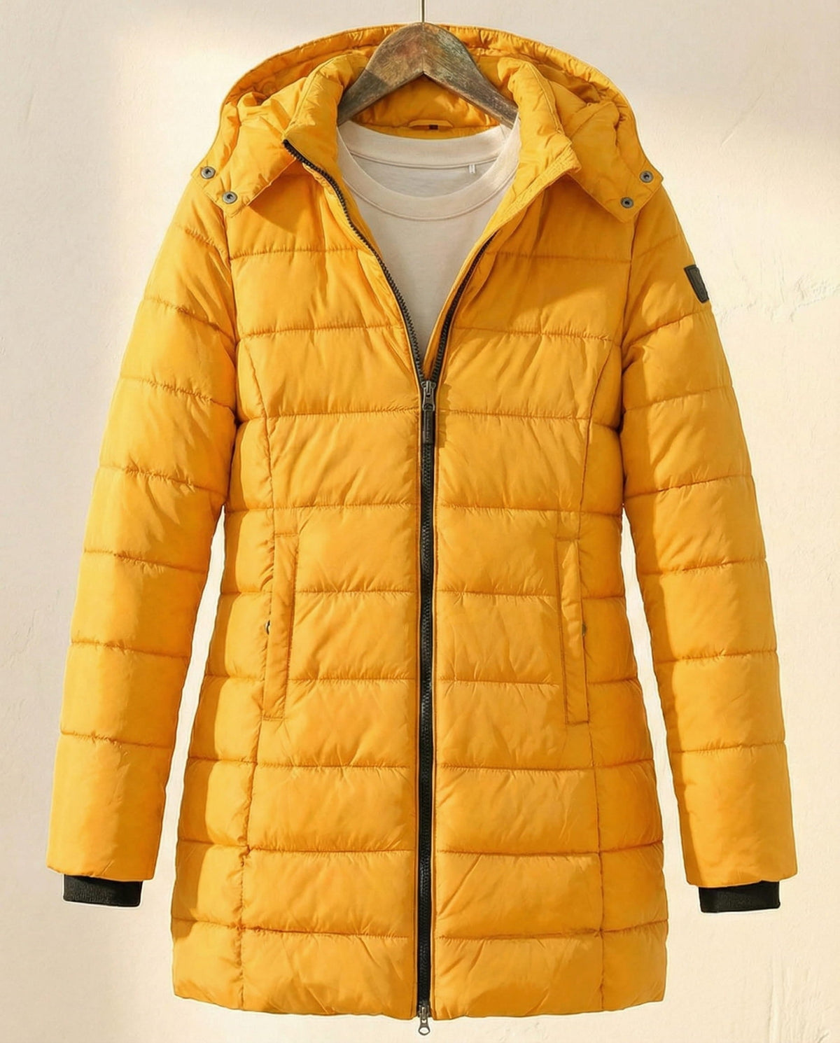 Damen Pufferjacke rot figurbetont mit Kapuze - 1 - Atelier-Zofia