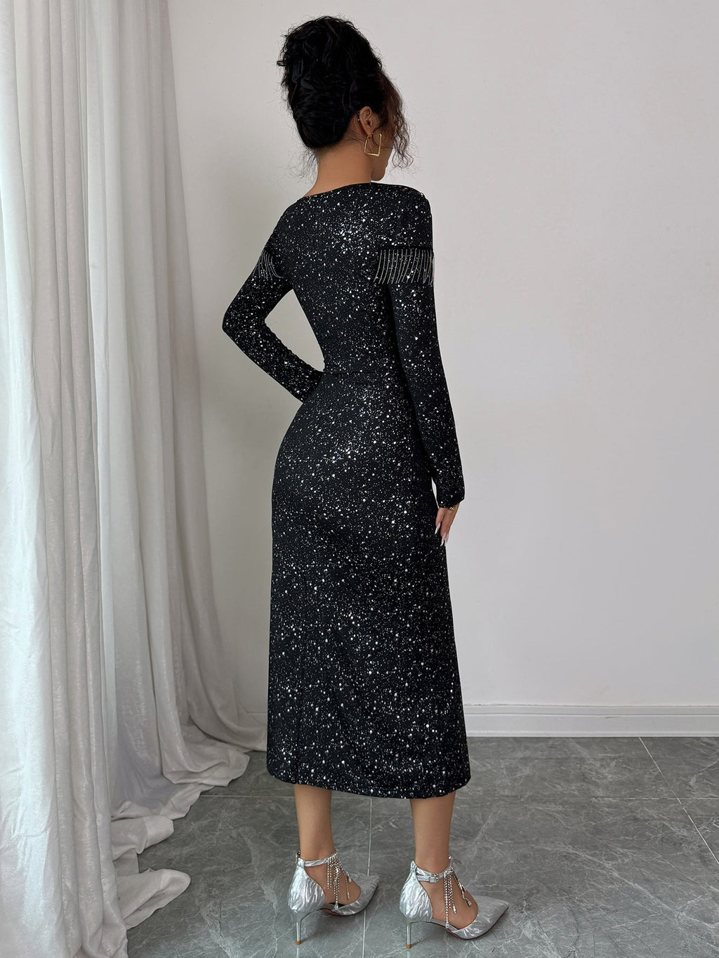 Midi Kleid Damen schwarz figurbetont mit Fransen und langen Ärmeln - 5 - Atelier-Zofia