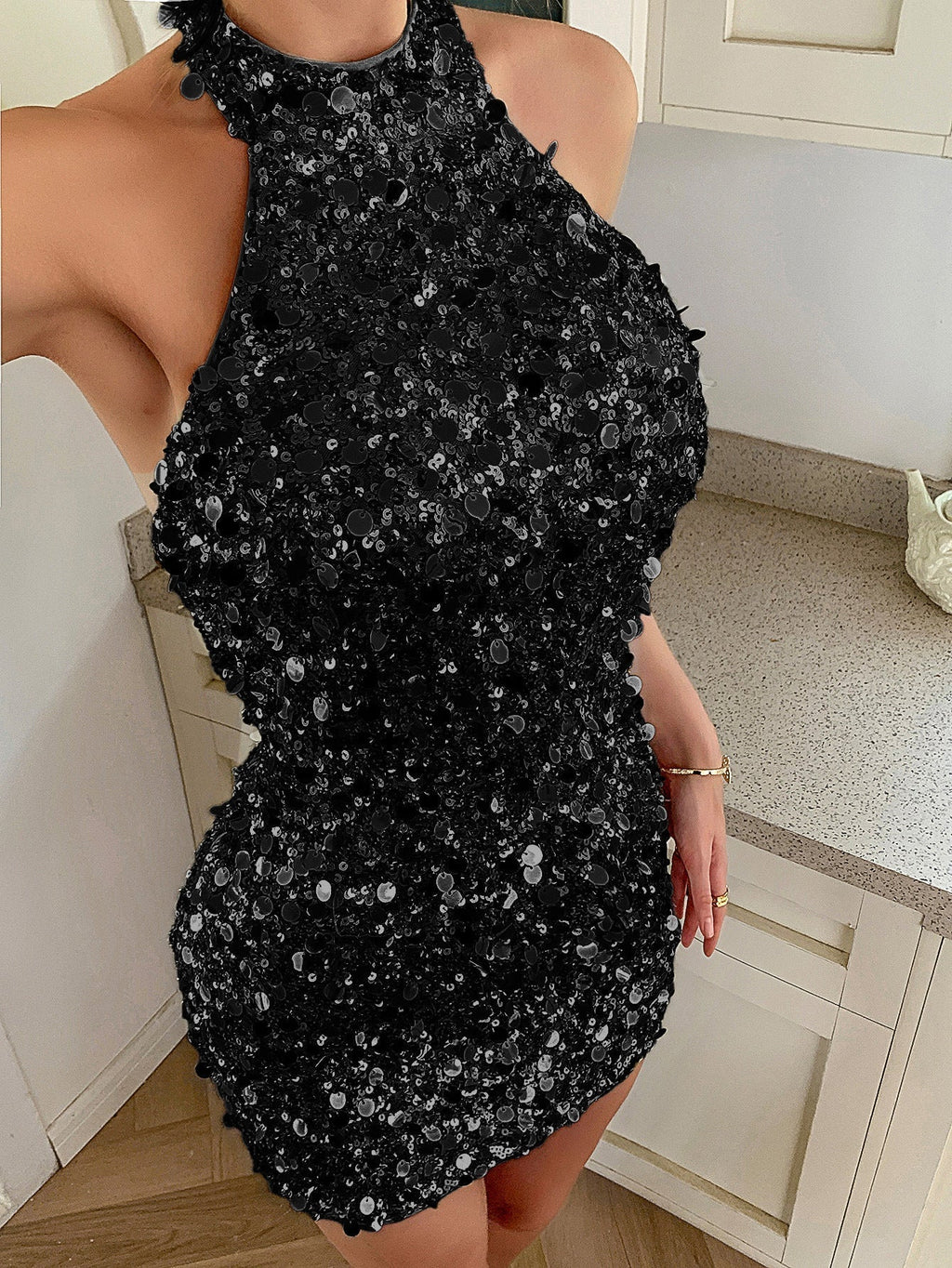 Mini Kleid Damen gold figurbetont mit hohem Kragen - 8 - Atelier-Zofia