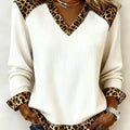 Bluse Damen creme tailliert mit V-Ausschnitt und Tierprint-Details - 1 - Atelier-Zofia