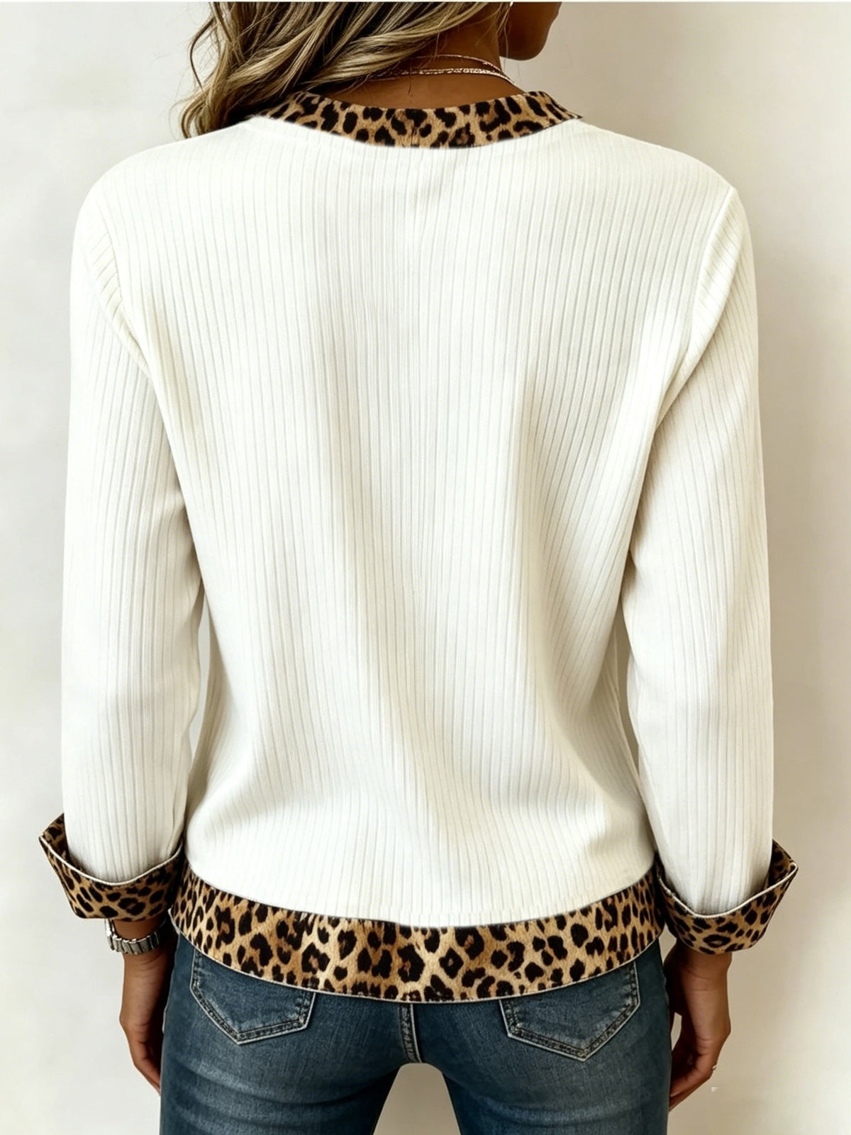 Bluse Damen creme tailliert mit V-Ausschnitt und Tierprint-Details - 3 - Atelier-Zofia
