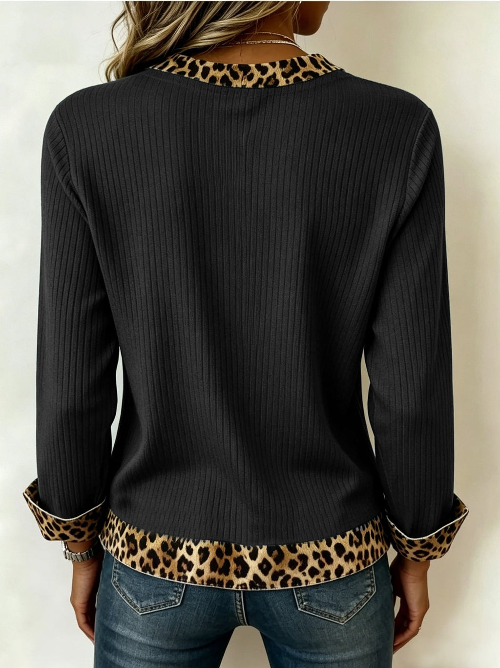 Bluse Damen creme tailliert mit V-Ausschnitt und Tierprint-Details - 9 - Atelier-Zofia