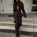Outfit Damen braun figurbetont mit V-Ausschnitt und weitem Hosenanzug - 1 - Atelier-Zofia