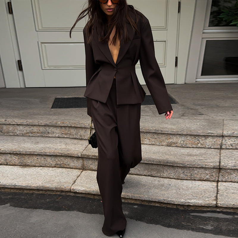 Outfit Damen braun figurbetont mit V-Ausschnitt und weitem Hosenanzug - 1 - Atelier-Zofia