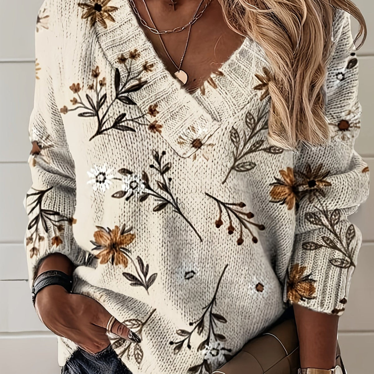 Pullover Damen beige figurbetont mit V-Ausschnitt und floralem Design - 1 - Atelier-Zofia