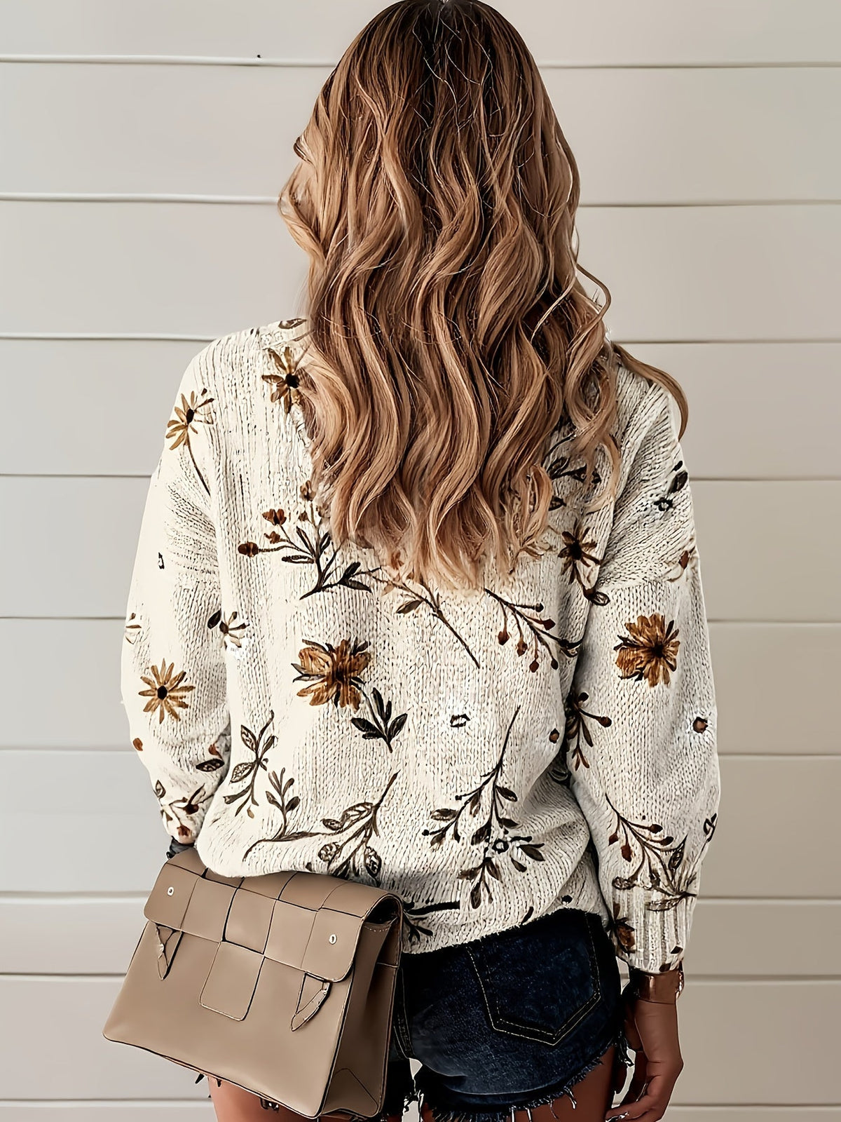 Pullover Damen beige figurbetont mit V-Ausschnitt und floralem Design - 3 - Atelier-Zofia