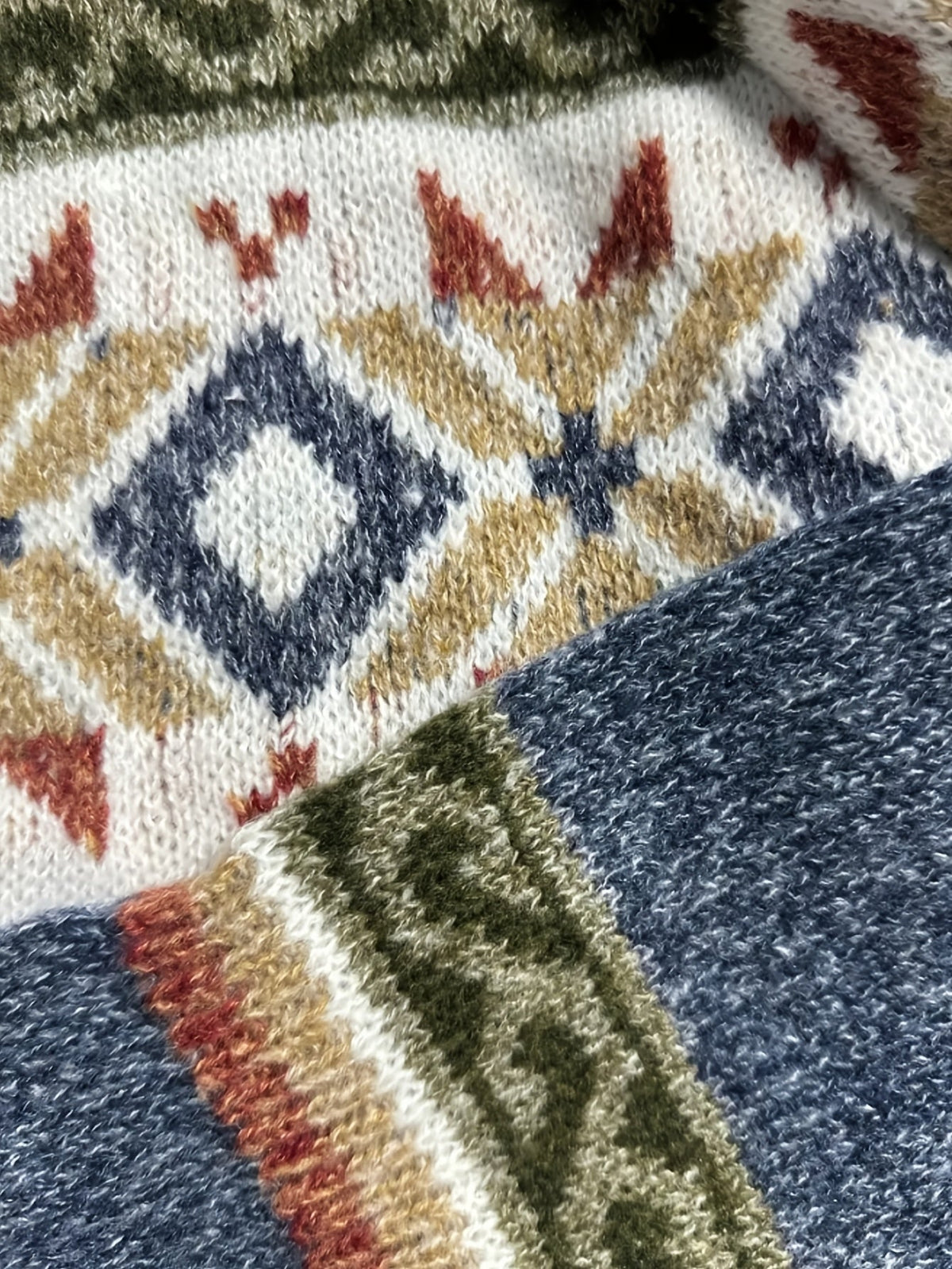 Cardigan Damen blau mit knöpfen und grafischem Muster - 3 - Atelier-Zofia